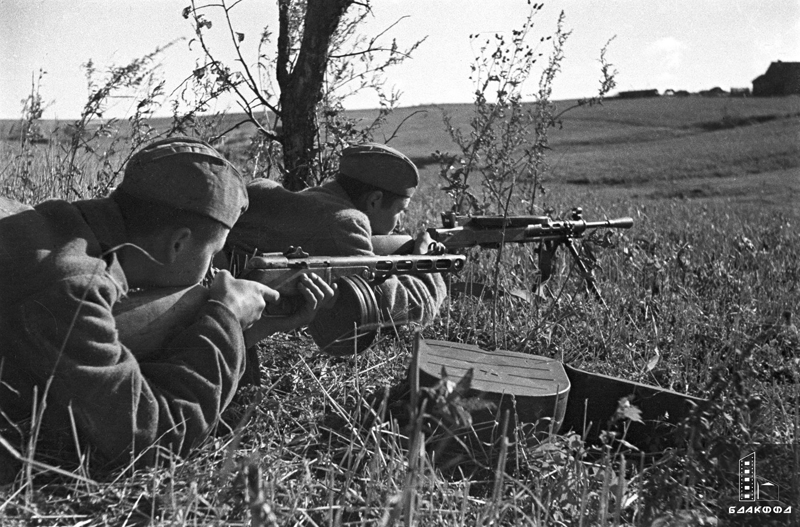 Бойцы 5-й армии Западного фронта с пулеметом ДП-27 (справа) и автоматом ППШ на огневой позиции-с. 0